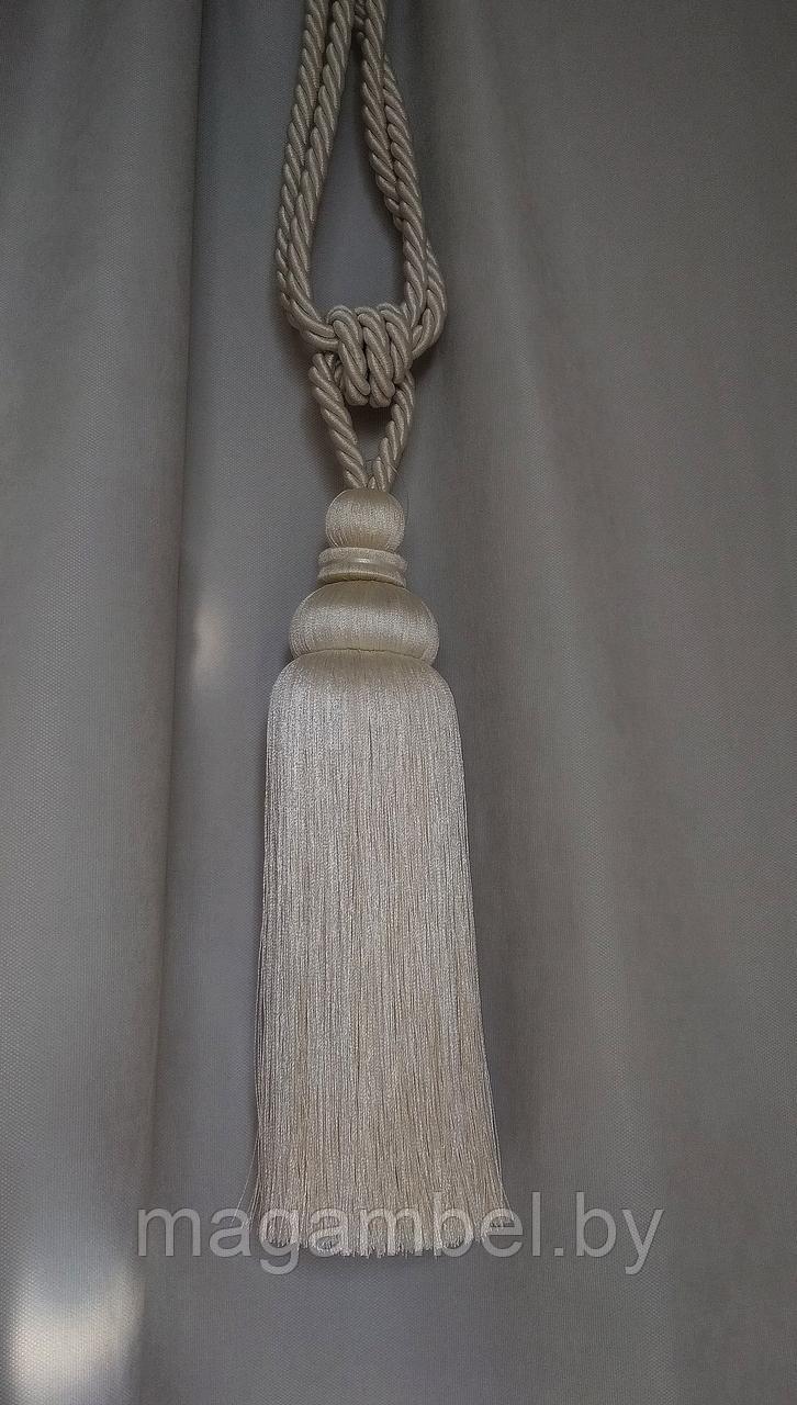 Красивая классическая кисть в молочном цвете