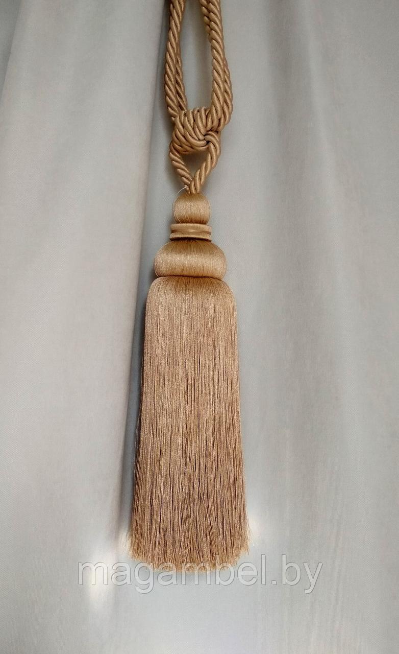 Красивая классическая кисть в бежевом цвете