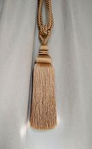 Красивая классическая кисть в бежевом цвете