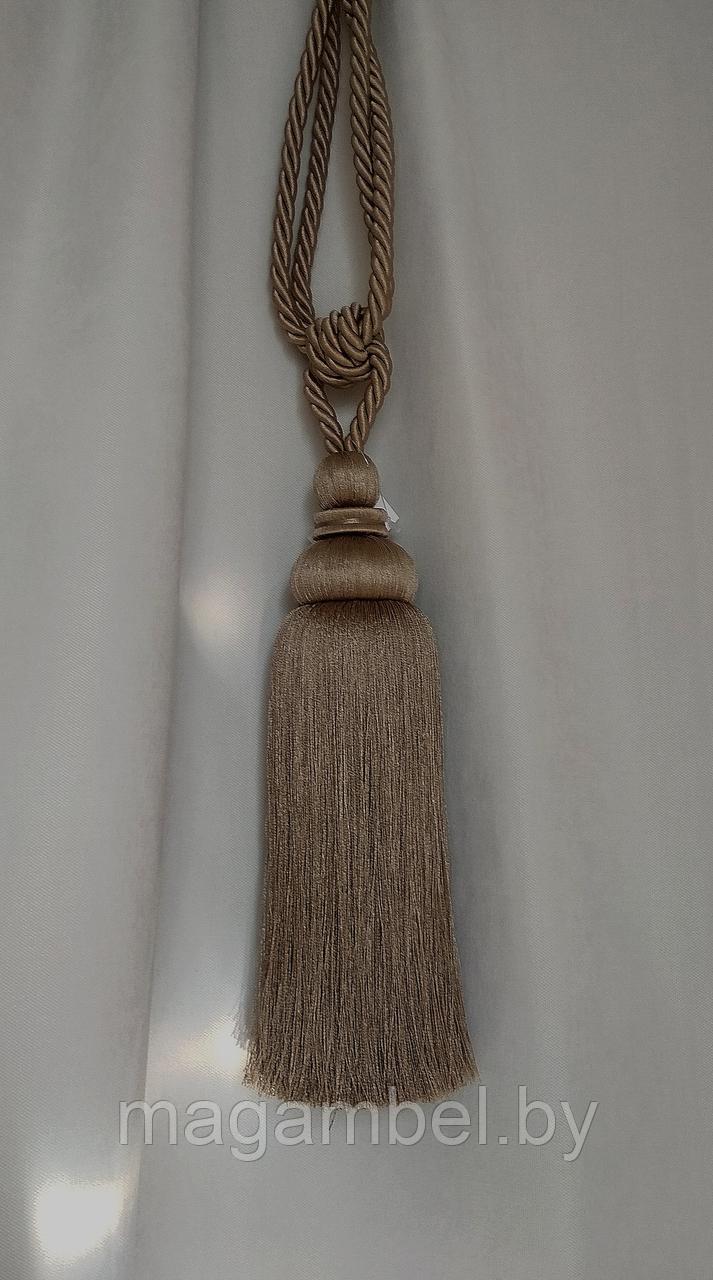 Красивая классическая кисть в серо - бежевом цвете