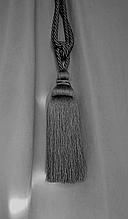 Красивая классическая кисть в серебряном цвете