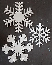 Снежинки из пенопласта