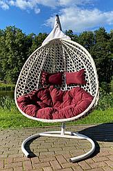 Подвесное двухместное кресло-кокон ФИДЖИ ротанг белый, подушка бордовая