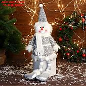 Мягкая игрушка "Снеговик в колпаке и шарфике, ножки-бусинки" 15х39 см, серый