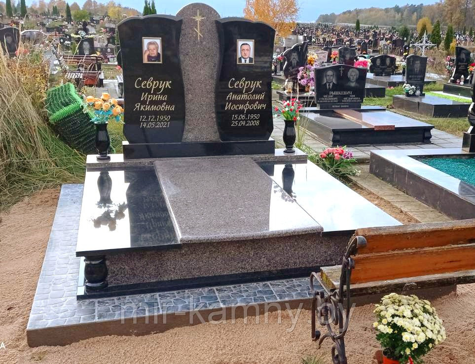 ДВОЙНОЙ КОМПЛЕКС С ТРЕМЯ СТЕЛАМИ ИЗ СЕРОГО И ЧЁРНОГО ГРАНИТА