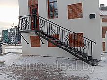 Металлическая лестница с площадкой и коваными перилами