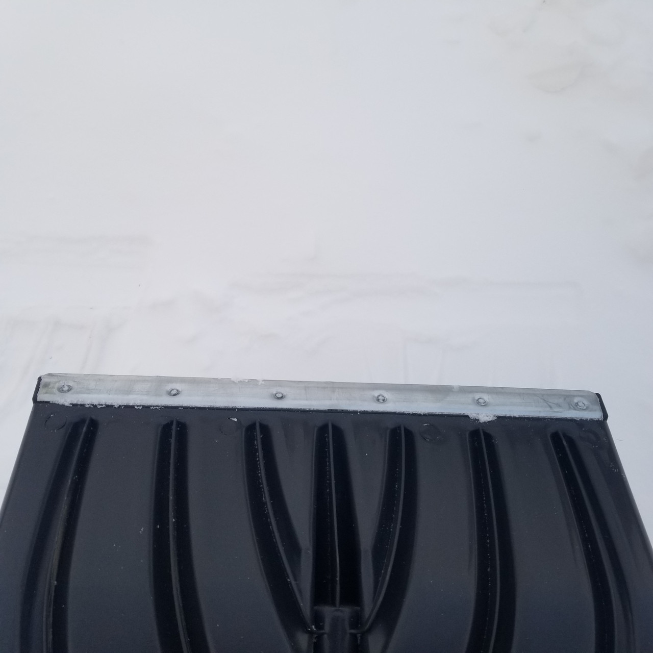 Лопата снеговая "КРЕПЫШок" (500х335) c оцинкованной планкой 1,5 мм с дер черенком. - фото 8 - id-p217343437