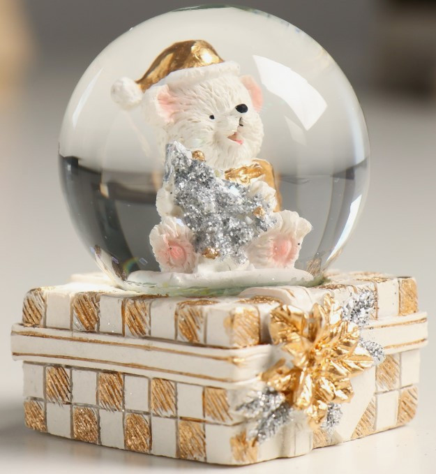 Сувенир полистоун «Белый миша с ёлочкой в подарке» (водяной шар) 4,5*4,5*6,5 см, золотисто-серебристый - фото 1 - id-p220671256