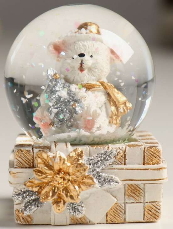 Сувенир полистоун «Белый миша с ёлочкой в подарке» (водяной шар) 4,5*4,5*6,5 см, золотисто-серебристый - фото 2 - id-p220671256
