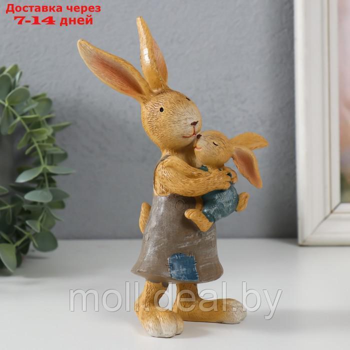 Сувенир полистоун "Мама Зайка с крольчонком" 10х6х18,5 см