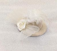Шляпка с вуалью на зажиме карнавальная 8 см для волос на утке Молочный