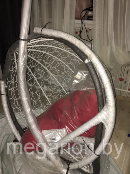 Подвесное кресло в виде капли Tropica белое красная подушка - фото 10 - id-p187924465