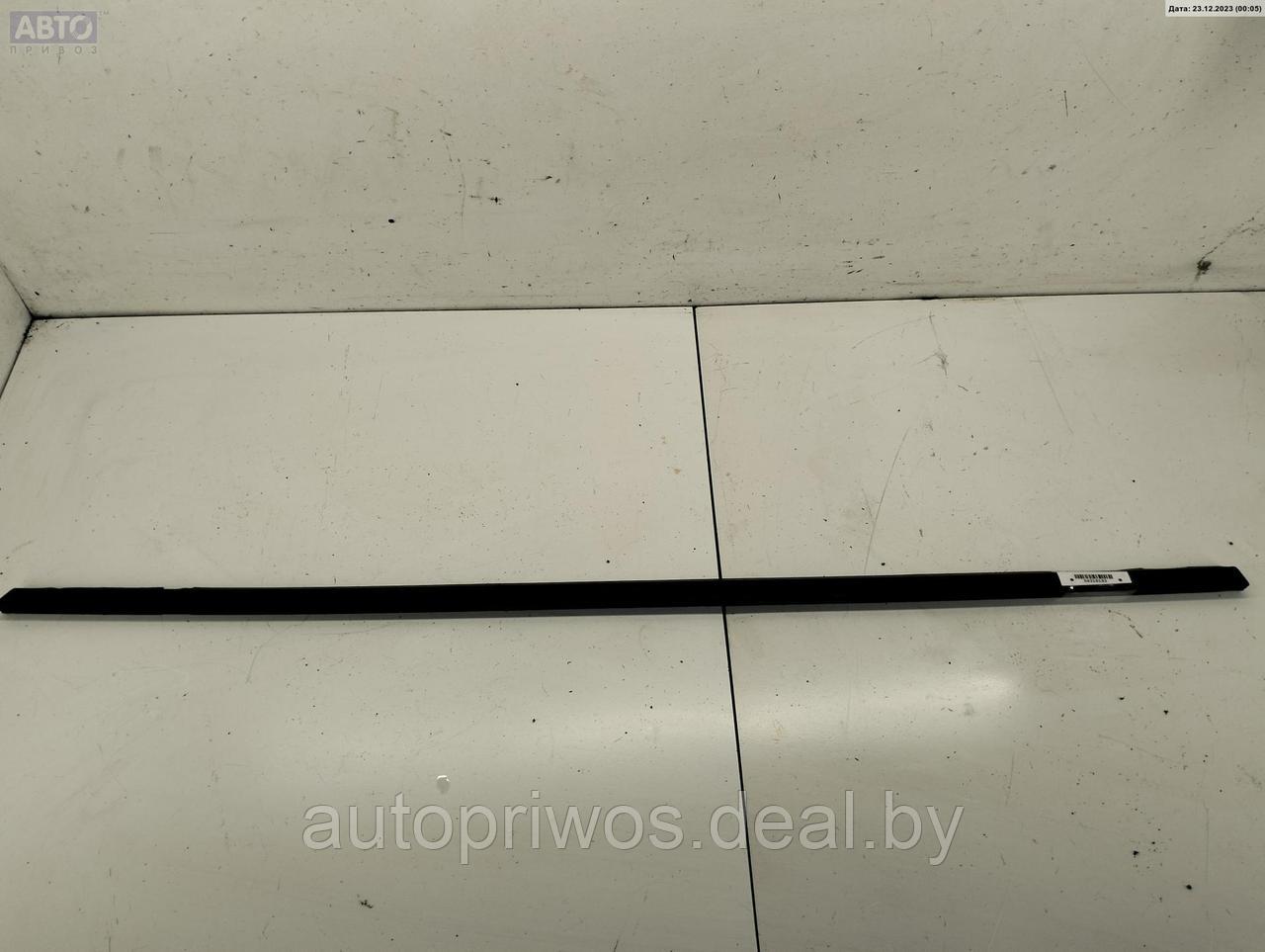 Молдинг стекла двери задней правой наружный Volkswagen Passat B3