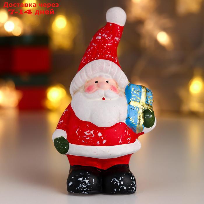 Сувенир керамика "Дед Мороз в красном кафтане и колпаке, с подарком" 11,5х6,5х4,8 см - фото 1 - id-p221317349