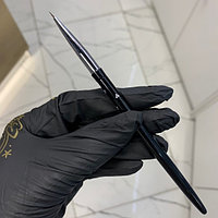 Кисть для рисования с черной металлической ручкой