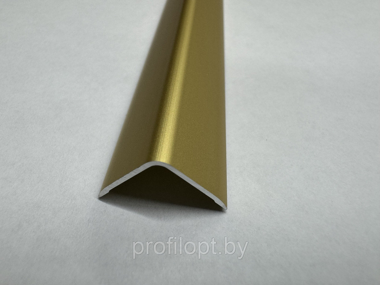 Уголок алюминиевый 15х15 мм. Золото матовое 2,7 м.