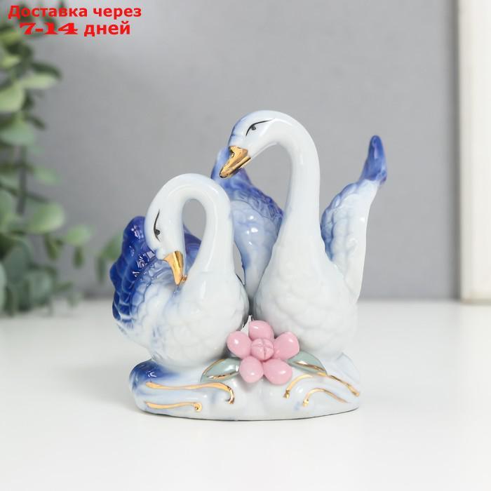 Сувенир под фарфор "2 лебедя с цветком", бело - синие - фото 1 - id-p221889512