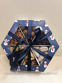 Подарочный набор орехов и сухофруктов 1100 грамм.