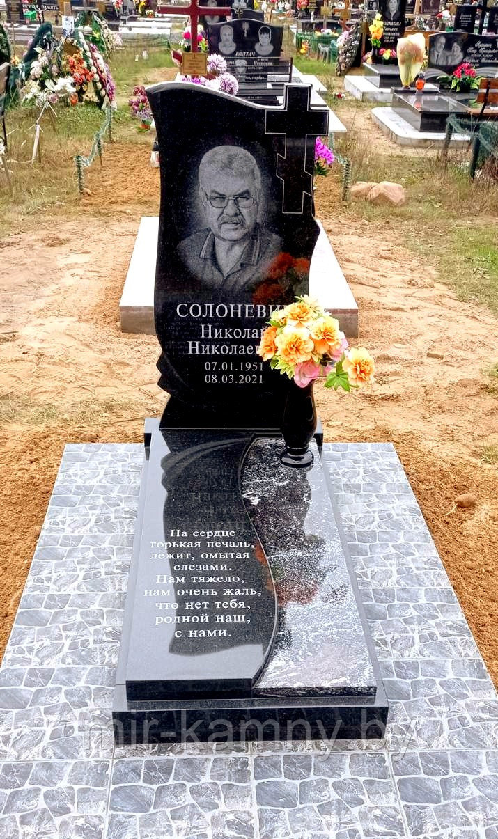 ПАМЯТНИК С НАДГРОБИЕМ В ВИДЕ ЦВЕТНИКА С ГРАНИТОМ АМФИБОЛИТОМ
