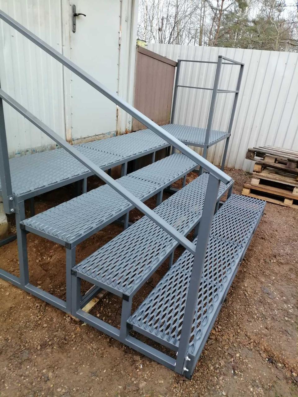 Наружные металлические лестницы-ступень ПВЛ с козырьком. - фото 2 - id-p169354512