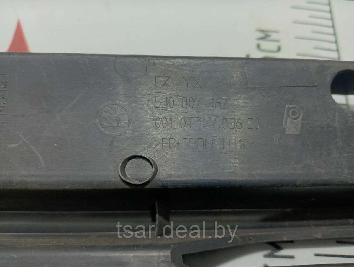 Заглушка (решетка) в бампер передний Skoda Fabia 2 (5J0807367) - фото 3 - id-p222360674