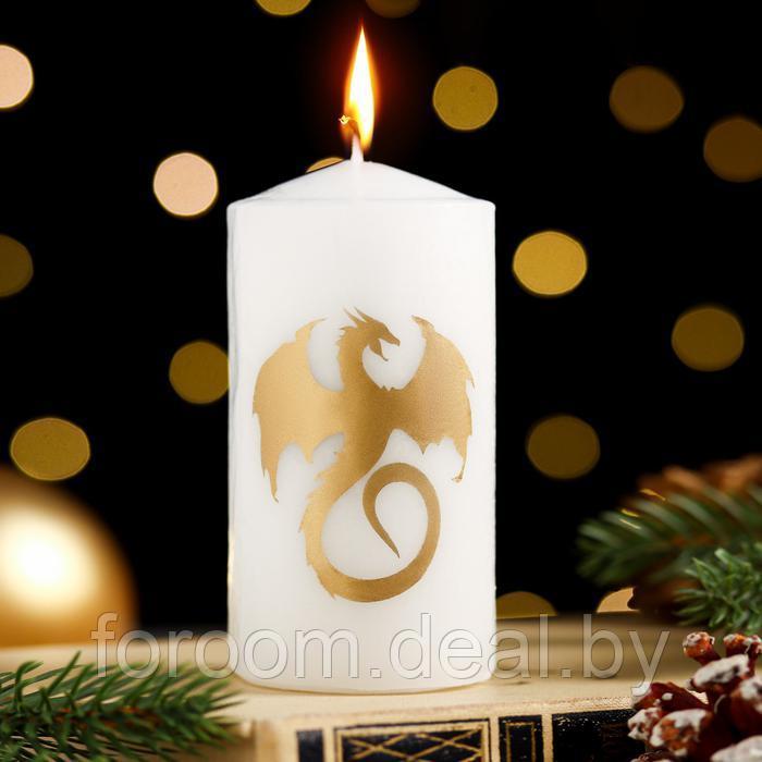 Свеча новогодняя "Символ года 2024", (d)5х(h)10см, цилиндр, белая с золотым драконом СимаГлобал 9668607 - фото 1 - id-p222562907