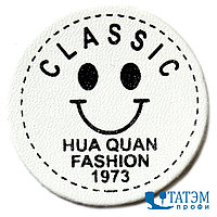 Лейбл пришивной 35 мм, арт. 186 "CLASSIC"HUA QUAN FASHION 1973" белый, уп 10 шт