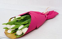 Букет из 7 тюльпанов в декоративной упаковке
