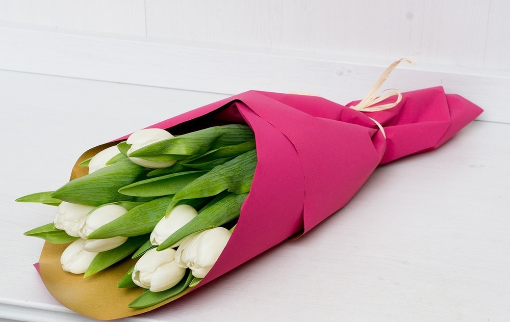 Букет из 7 тюльпанов в декоративной упаковке - фото 1 - id-p222812378