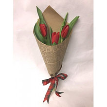 Букет из 3 тюльпанов, декоративная пленка, лента. (заказ от 30 букетов)