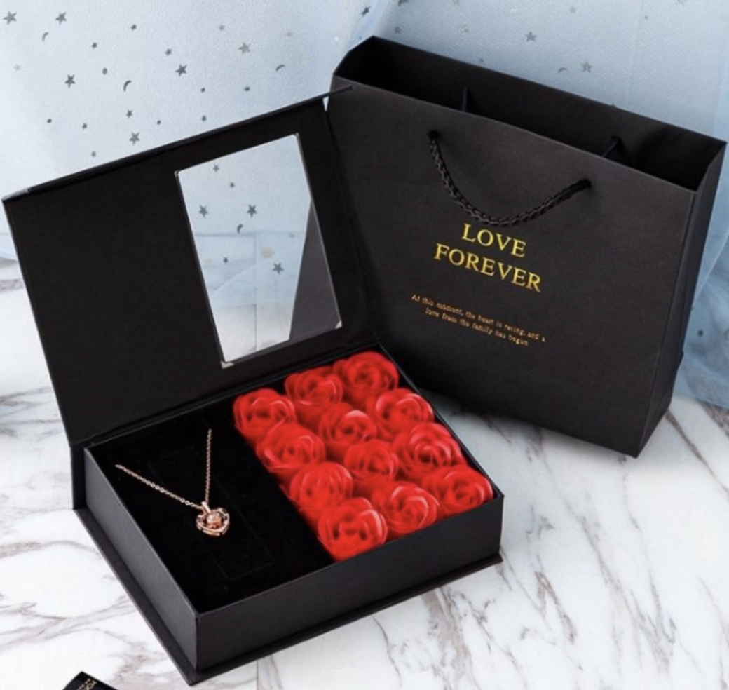 Подарочная шкатулка с мыльными розами и Кулон сердце" Я тебя люблю" с проекцией на 100 языках - фото 1 - id-p223000143