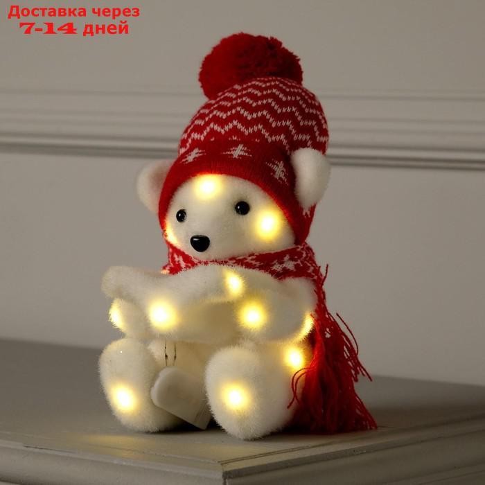 Фигура световая "Медведь в красной шапочке и шарфе", 18х10х10 см, фиксинг, от батар, Т/БЕЛЫЙ 484396 - фото 1 - id-p222844752
