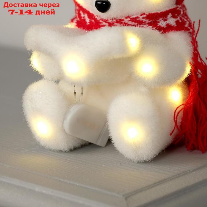 Фигура световая "Медведь в красной шапочке и шарфе", 18х10х10 см, фиксинг, от батар, Т/БЕЛЫЙ 484396 - фото 3 - id-p222844752