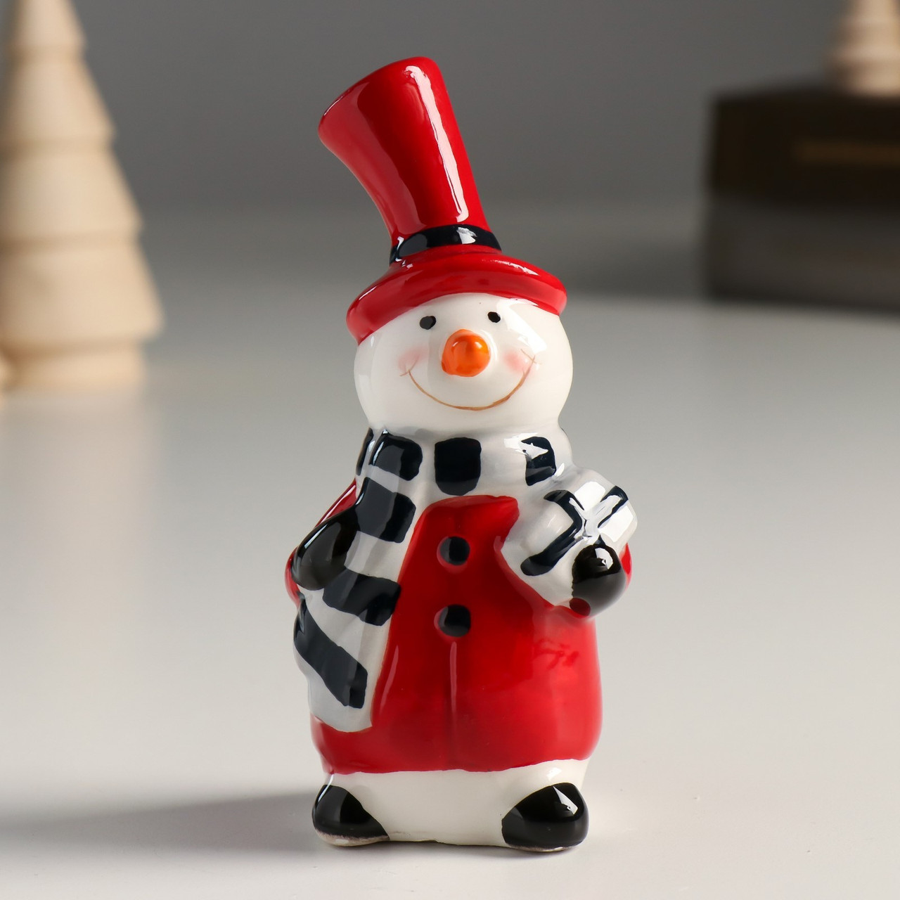 Сувенир из керамики "Снеговик в красном цилиндре и полосатом шарфе, с подарком" 7620320 - фото 1 - id-p223275720