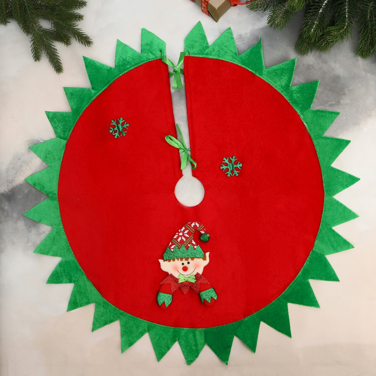 Юбка новогодняя под елку "Новогодние сюрпризы" гномик и снежинки d-60 см красно-зелёный 6938943