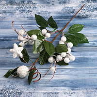 Ветка декоративная с белыми ягодами и листьями "Зимняя магия" 35 см 4301804