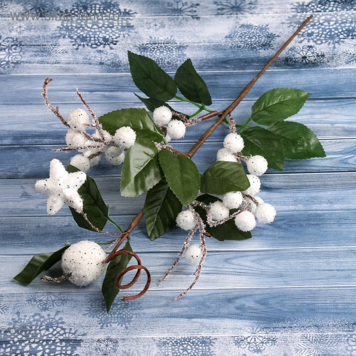 Ветка декоративная с белыми ягодами и листьями "Зимняя магия" 35 см 4301804 - фото 1 - id-p223275984