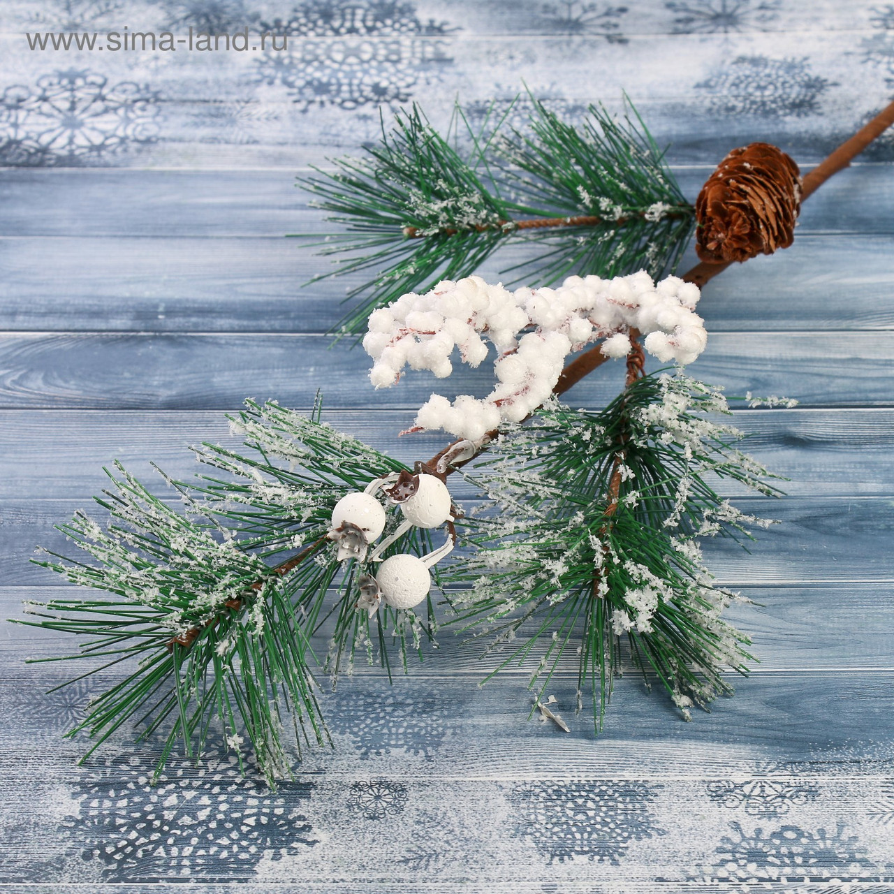 Ветка хвойная декоративная с шишкой и ягодами "Зимние грезы" 50 см 4301760 - фото 1 - id-p223275993