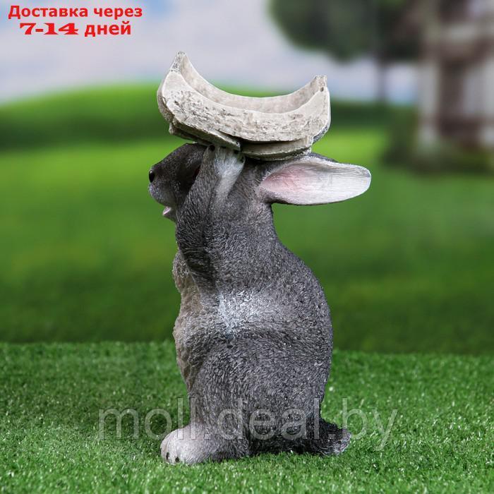 Садовая фигура "Серый заяц с кормушкой на голове" 15х13х24см - фото 2 - id-p223339838
