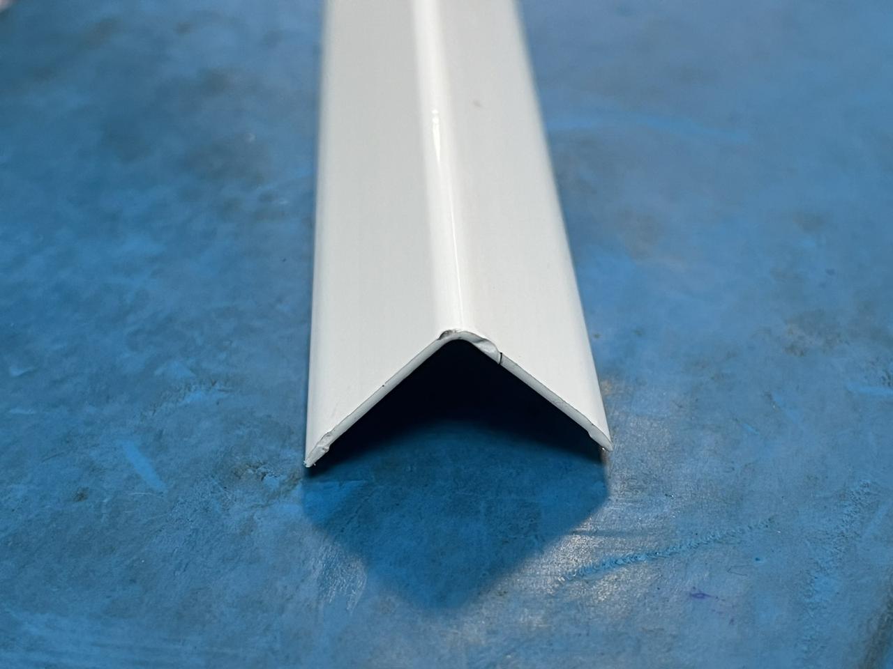 Уголок алюминиевый 10х10х1,2 (2,7 м), цвет белый глянец