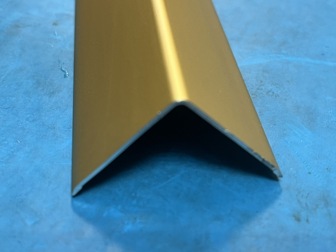 Уголок алюминиевый 10х10х1,2 (2,7 м), цвет золото матовое