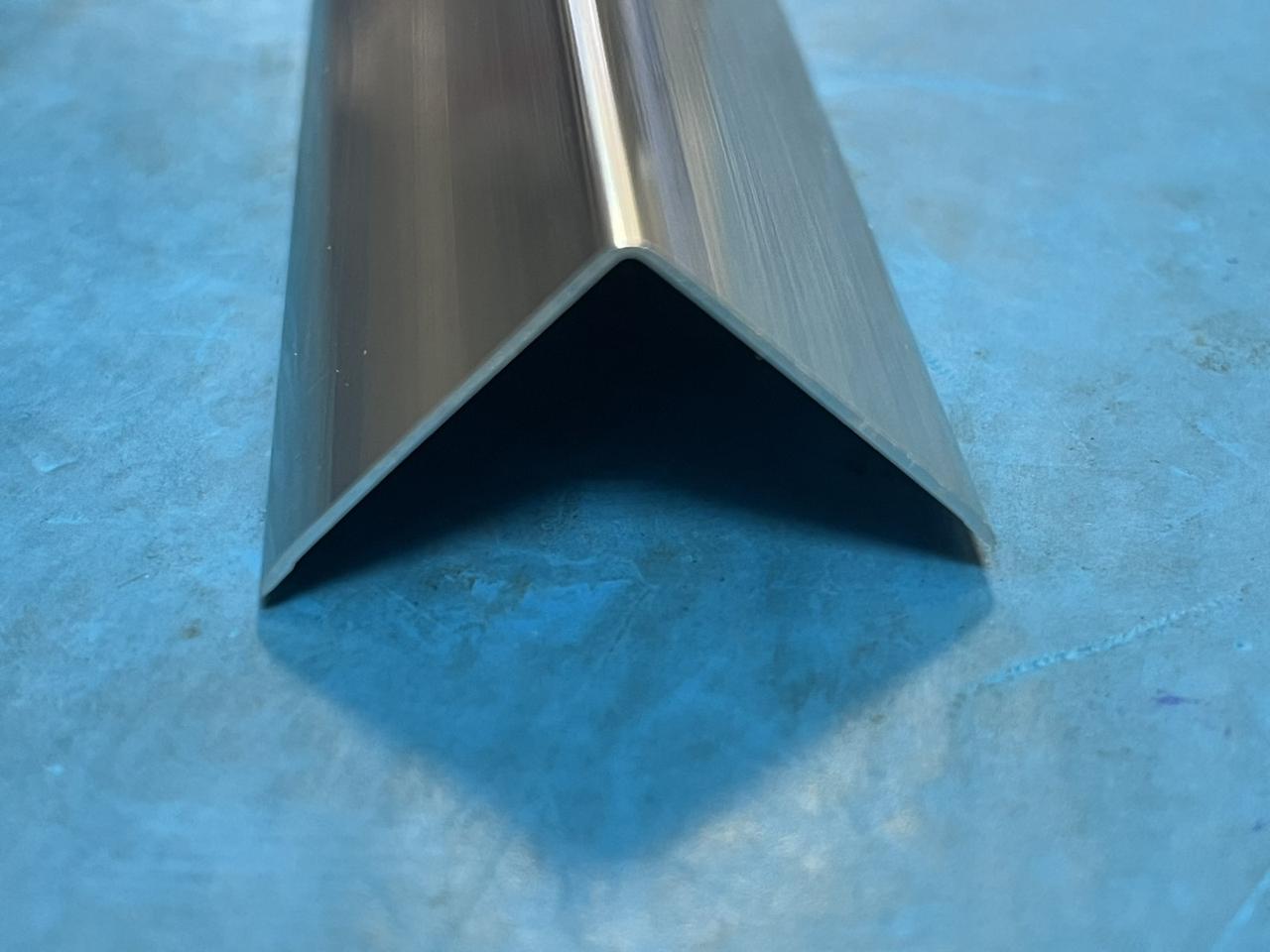 Уголок алюминиевый 15х15х1,2 (2,7 м), цвет серебро глянец