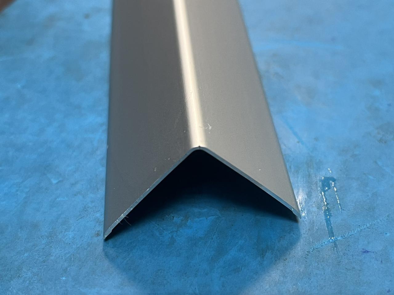 Уголок алюминиевый 10х10х1,2 (2,7 м), цвет серебро матовое