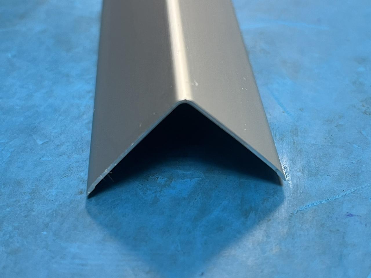 Уголок алюминиевый 15х15х1,2 (2,7 м), цвет серебро матовое