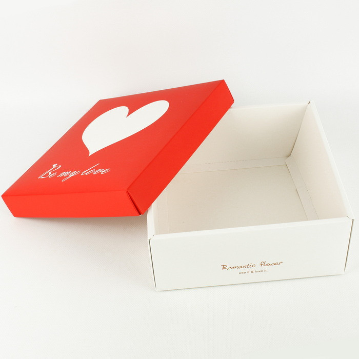 Подарочная коробочка с сердцем "Be my love" (Будь моей любовью) 23,5*23,5,5*9,5 см.