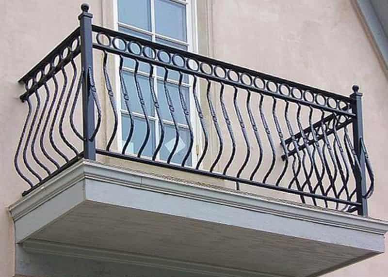 Металлические перила балконов