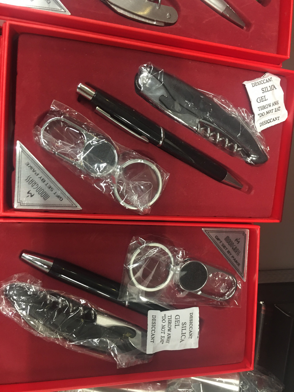 Сувенирный набор к празднику ручка, брелок, брелок ( штопор, отвертка, открывашка, нож) в упаковке - фото 1 - id-p223510790
