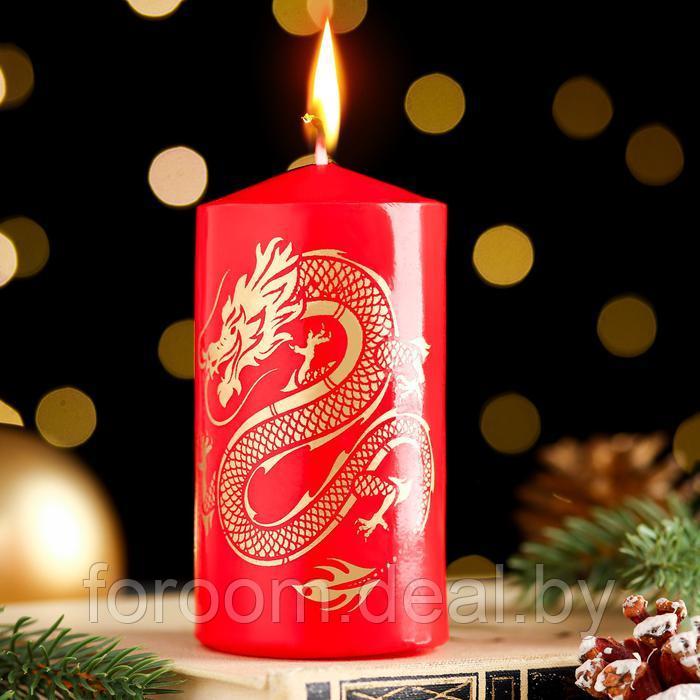 Свеча новогодняя "Символ года 2024", (d)5х(h)10см, цилиндр, красная с золотым драконом СимаГлобал 9668609 - фото 1 - id-p223600864