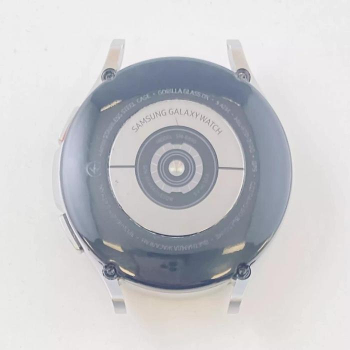 Galaxy Watch 4 Classic 46mm (R890) Silver (SM-R890ZSASEK) (Восстановленный) - фото 2 - id-p223547246
