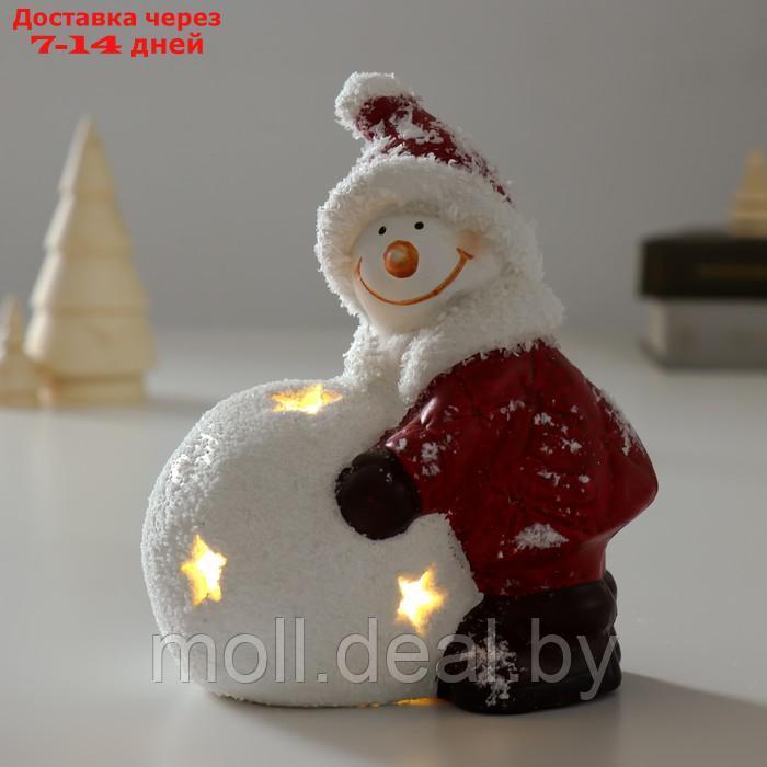 Сувенир керамика свет "Снеговик в красном пуховике со снежным шаром" 10,8х8х13,7 см - фото 1 - id-p223666647